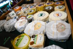 Variedad de quesos exhibidos en CharcutExpo 2026 en Ifema Madrid