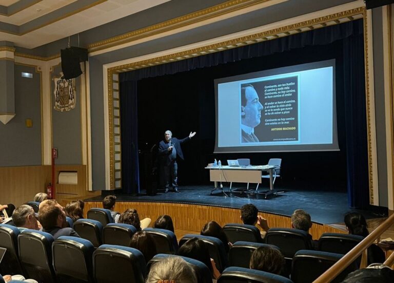 Ponente en clase magistral sobre producción de queso en Zamora