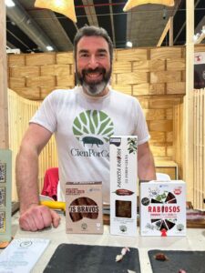 Hombre sonriente con productos de Porco Celta en un mercado