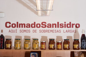 Interior de Colmado San Isidro con productos en estanterías