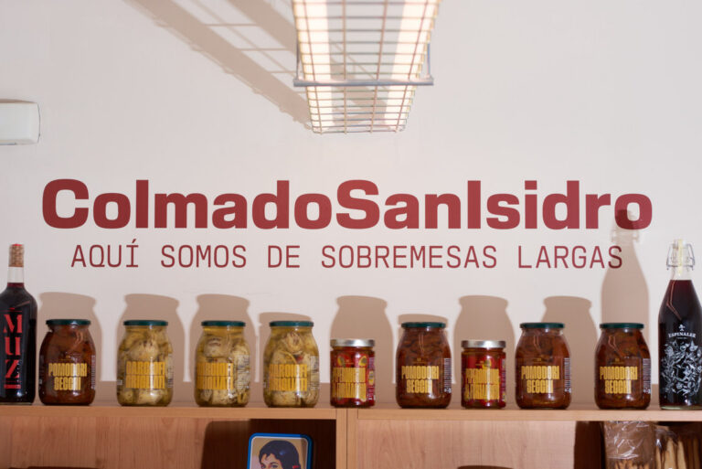 Interior de Colmado San Isidro con productos en estanterías