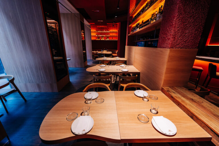 Interior del comedor de Angelita con mesas y decoración moderna