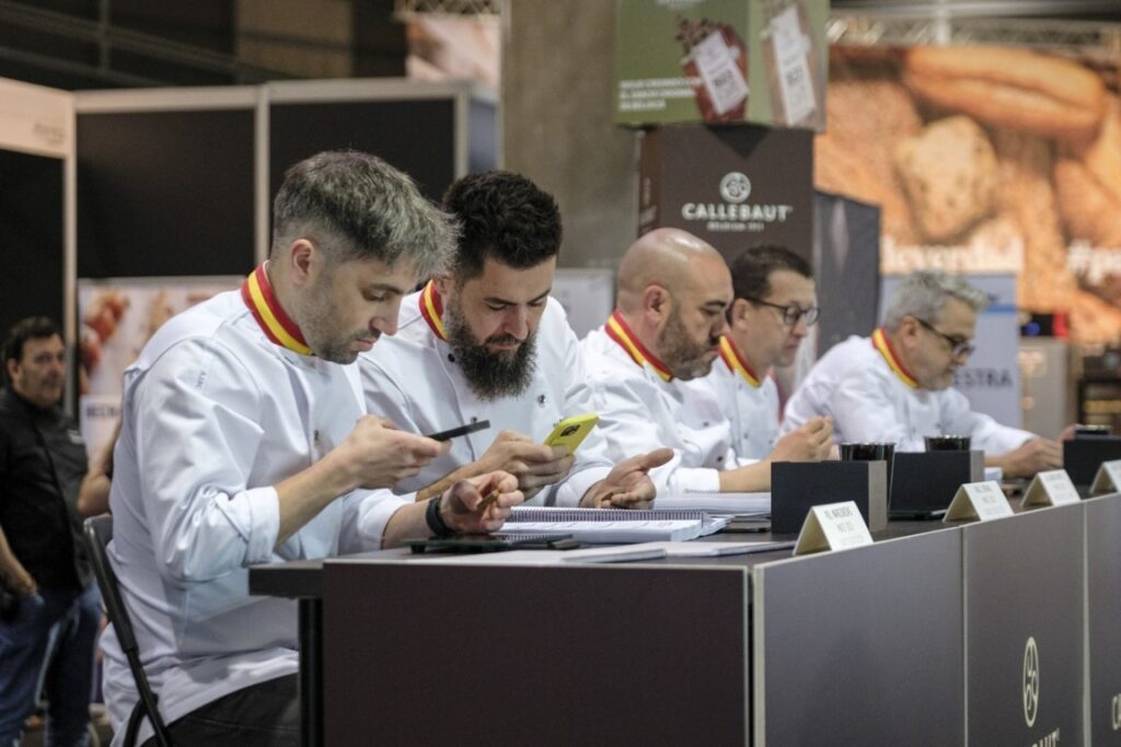 Maestros pasteleros compitiendo en el campeonato de Gastrónoma 2026