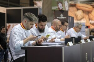 Maestros pasteleros compitiendo en el campeonato de Gastrónoma 2026