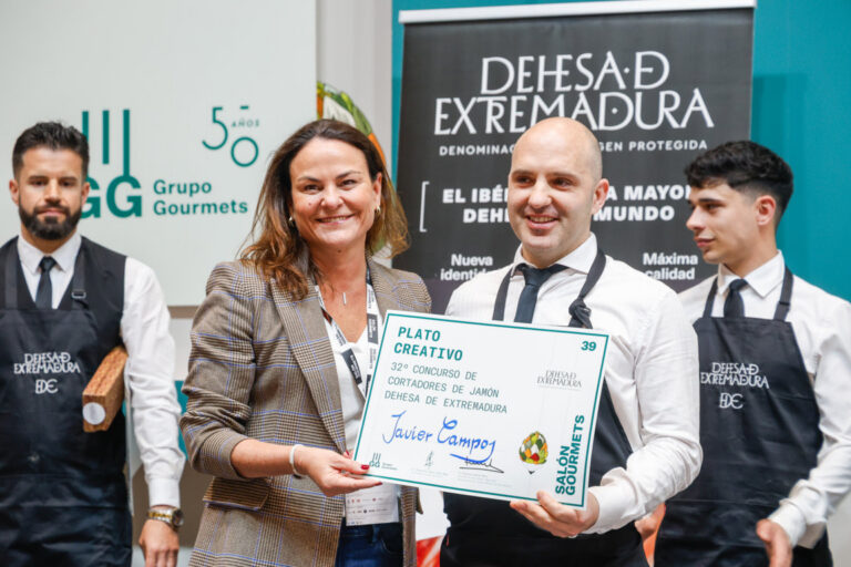 Javier Campos recibiendo premio en concurso de cortadores de jamón