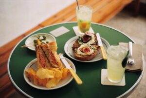 Mesa con platos de desayuno en el restaurante María del Río