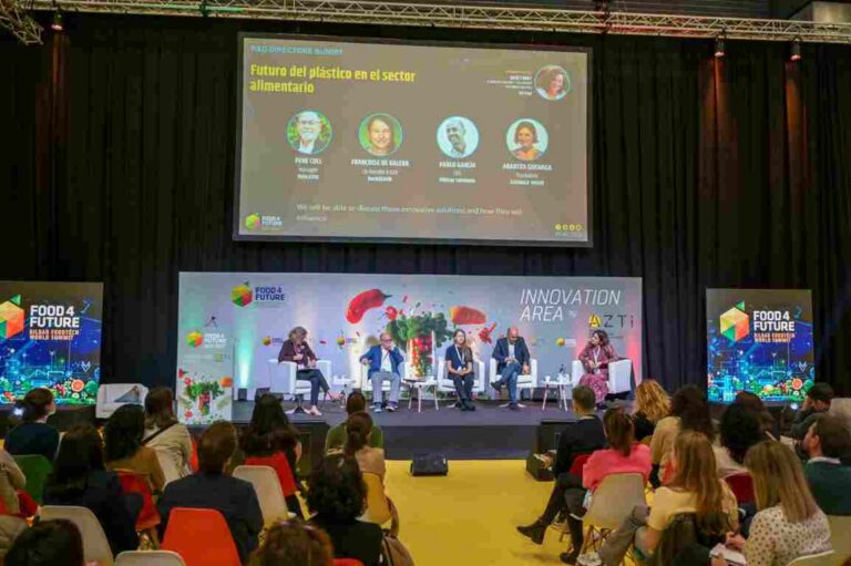 Panel de expertos discutiendo el futuro del plástico en la industria alimentaria
