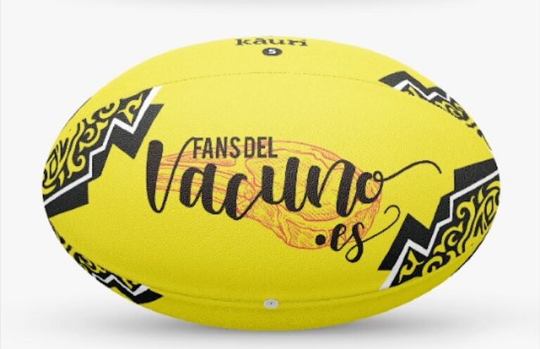 Balón de rugby amarillo con el logo de Fans del Vacuno