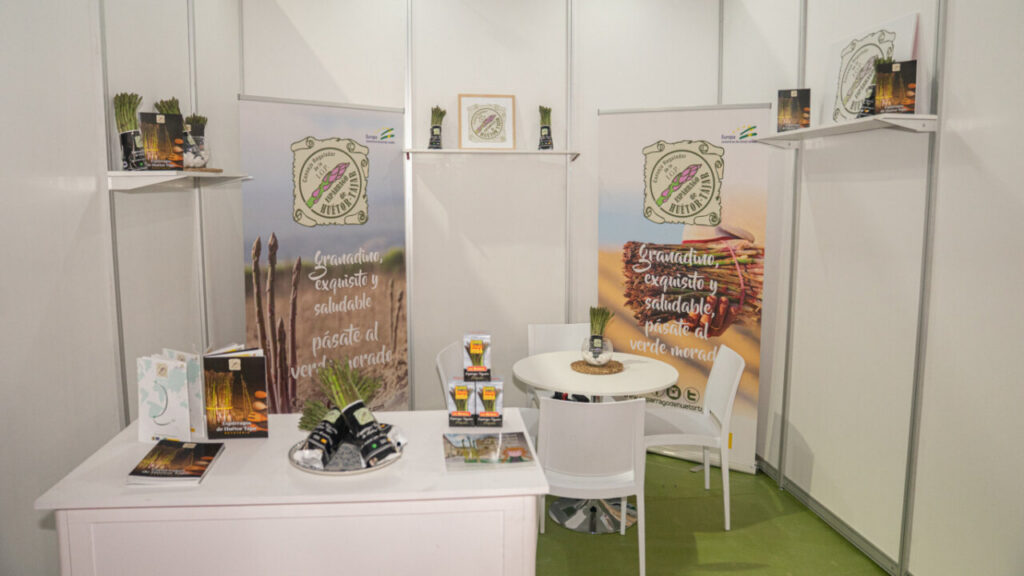 Stand de la IGP Espárrago de Huétor Tájar en una feria gastronómica