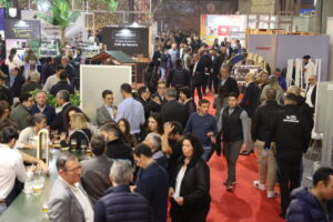 Asistentes en la feria de hostelería en Málaga con stands y productos