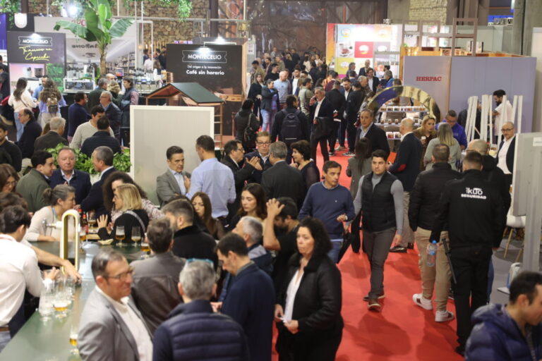 Asistentes en la feria de hostelería en Málaga con stands y productos