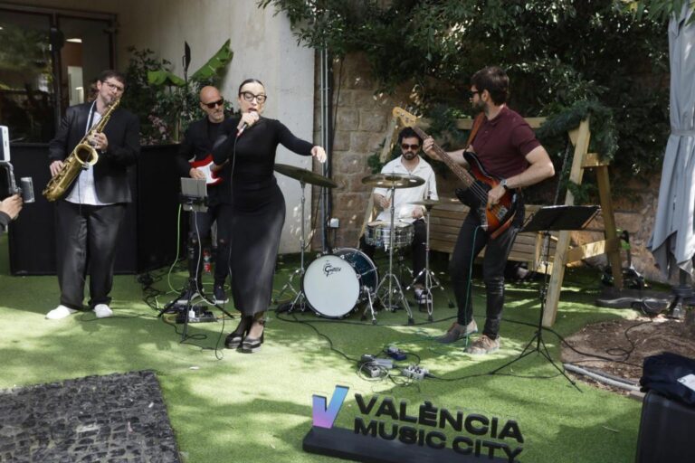 Músicos tocando en el festival FestIN en Valencia