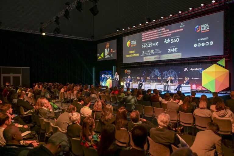 Panel de expertos en el Food 4 Future World Summit discutiendo innovación alimentaria