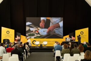 Chef preparando un plato con queso en el Foro Gastronómico Internacional.