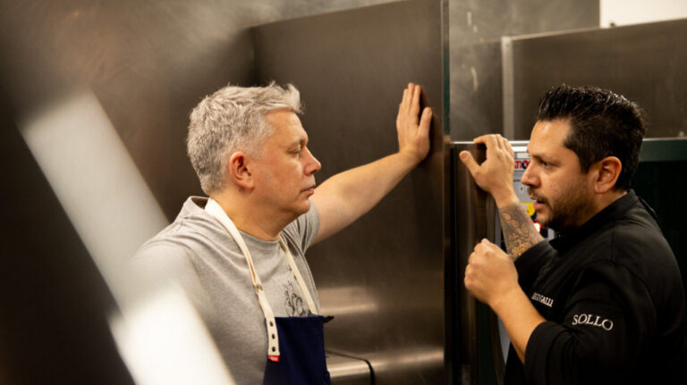 Diego Gallegos y Álvaro Garrido conversando en la cocina del evento A Cuatro Manos.