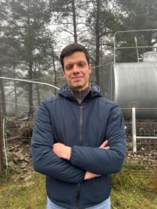 Ganadero de Porco Celta en un entorno natural en Galicia.