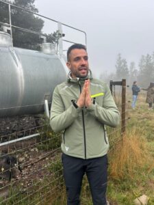 Ganadero en Galicia hablando sobre el Porco Celta en un entorno rural
