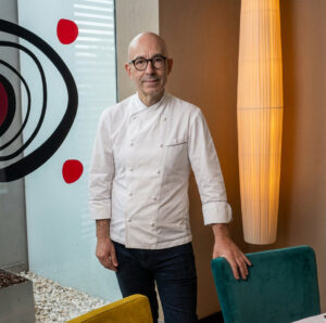 Chef en un restaurante con decoración moderna y luminosa