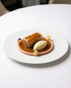 Plato gourmet con carne de Porco Celta y puré en un restaurante