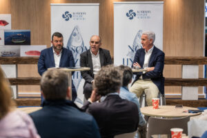 Tres ponentes discutiendo sobre la industria pesquera en Seafood Expo Global.