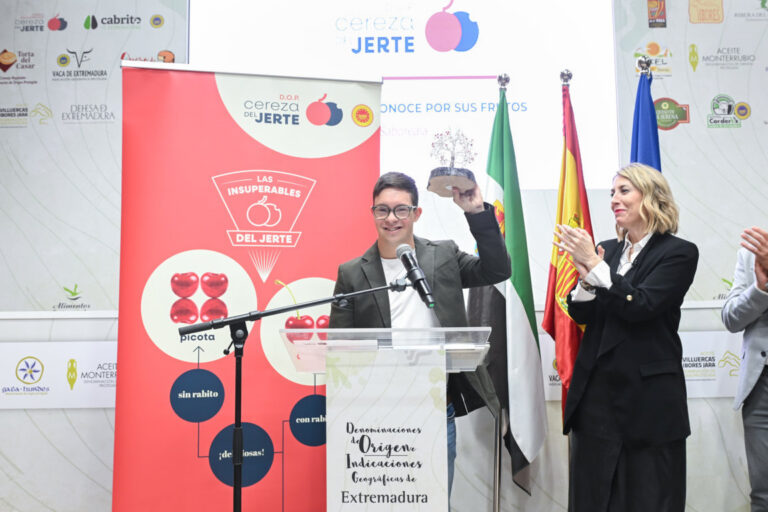 Guillermo Gracia recibiendo el Premio Picota del Jerte en un evento oficial.