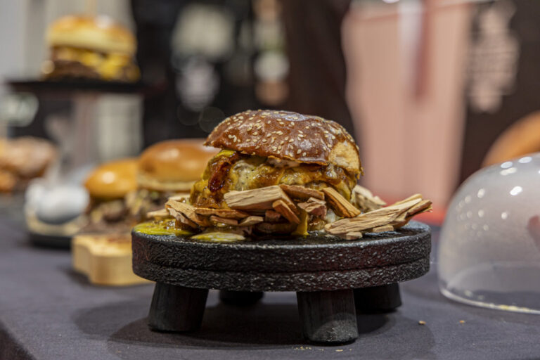 Hamburguesa gourmet con pan de sésamo y ingredientes frescos