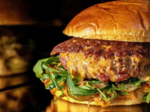 Hamburguesa gourmet con carne, lechuga y queso derretido