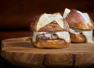 Hamburguesa gourmet con pan crujiente y queso derretido