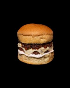 Hamburguesa gourmet con carne, queso y salsa en pan suave