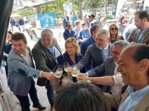 Grupo de personas brindando en la inauguración de la Mostra Proava en Valencia