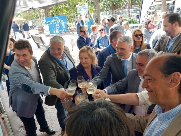 Grupo de personas brindando en la inauguración de la Mostra Proava en Valencia