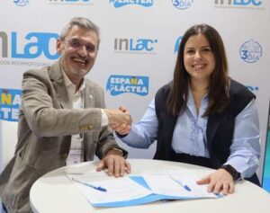 Javier Roza y Sara Fregeneda firmando convenio de colaboración
