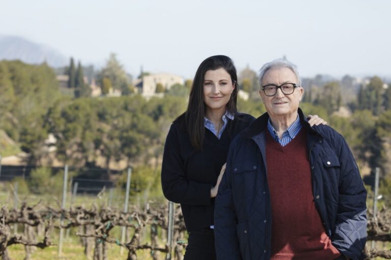 Meritxell y Joan Juvé en su viñedo familiar en Penedès