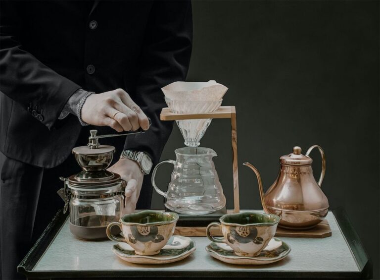 Preparación de café V60 en Kabuki Madrid con utensilios especializados.