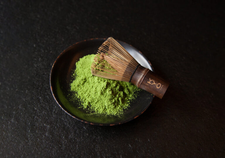 Té matcha en un cuenco con batidor de bambú