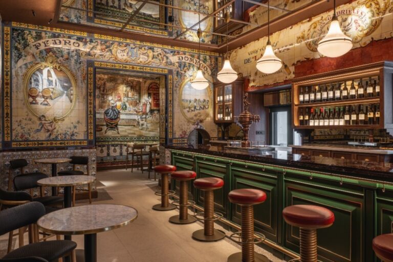 Interior del bar Los Gabrieles con azulejos decorativos y barra de madera