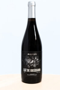 Botella de vino Luz de Obsidiana de Lanzarote sobre una mesa