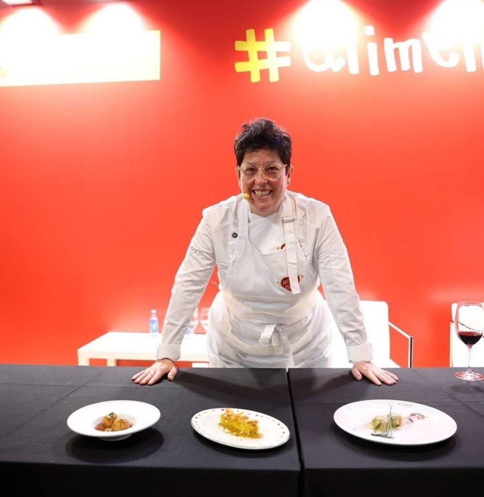 Marian Reguera sonriente en el Salón Gourmets con platos de aves