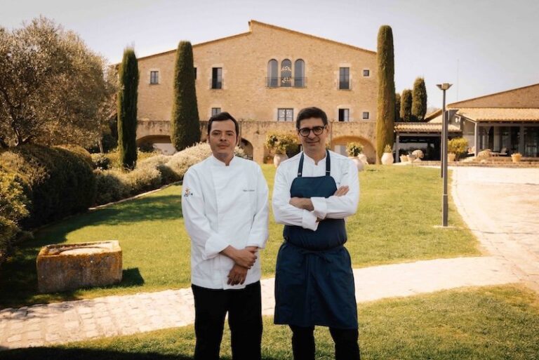 Dos chefs posando en el jardín del Mas de Torrent en la Costa Brava