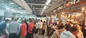 Asistentes interactuando en la feria Meat Xperience 2026 en Barcelona