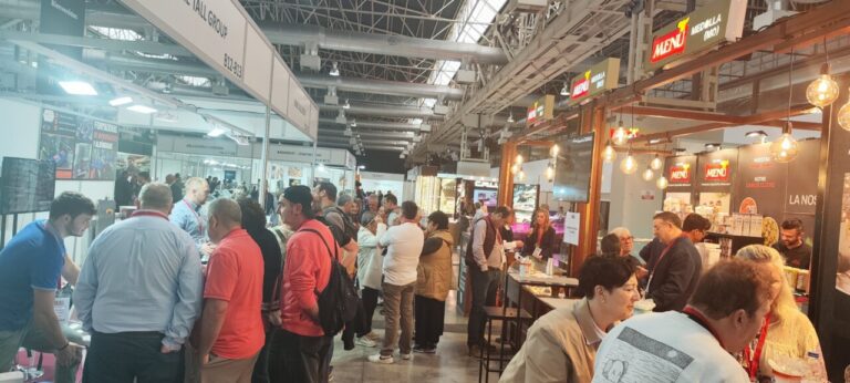 Asistentes interactuando en la feria Meat Xperience 2026 en Barcelona