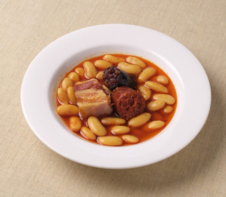 Plato de fabada asturiana con compango y judías