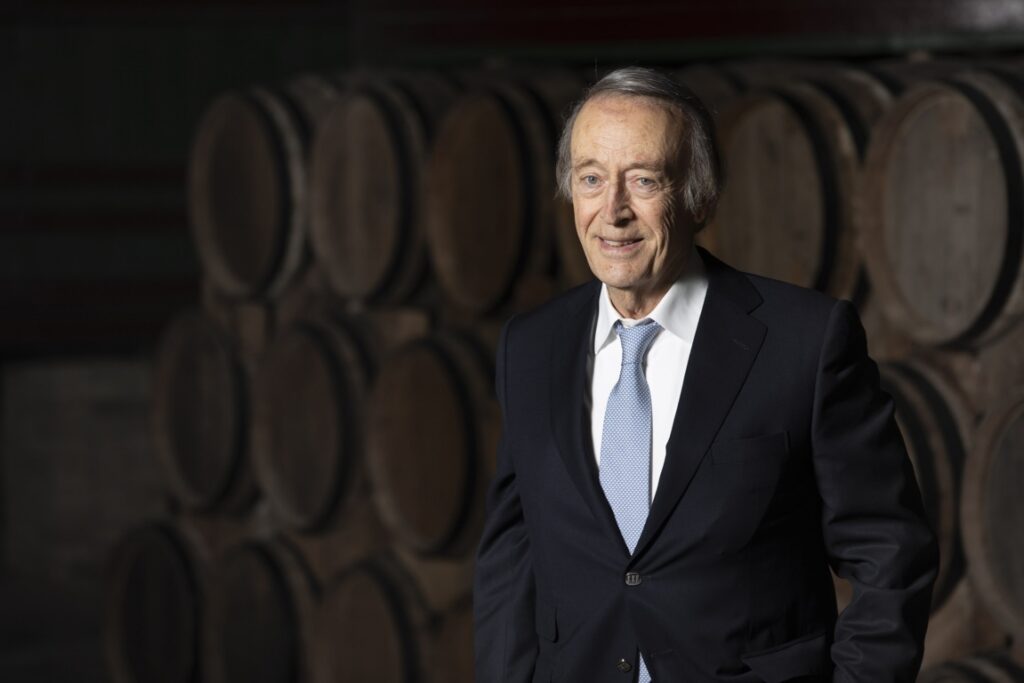 Miguel A. Torres, presidente de Familia Torres, en una bodega