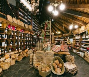 Interior de La Moncloa de San Lázaro con productos gourmet y vinos