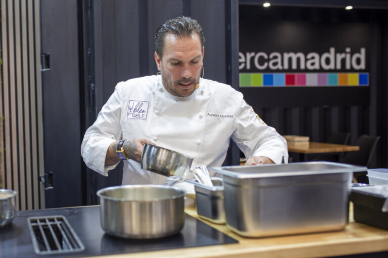 El chef Aurelio Morales preparando platos en Mercamadrid.
