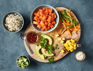 Ingredientes frescos de mariscos y pescado noruego en una tabla de madera