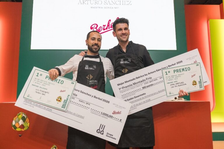 Ganadores del concurso de montados ibéricos mostrando sus premios