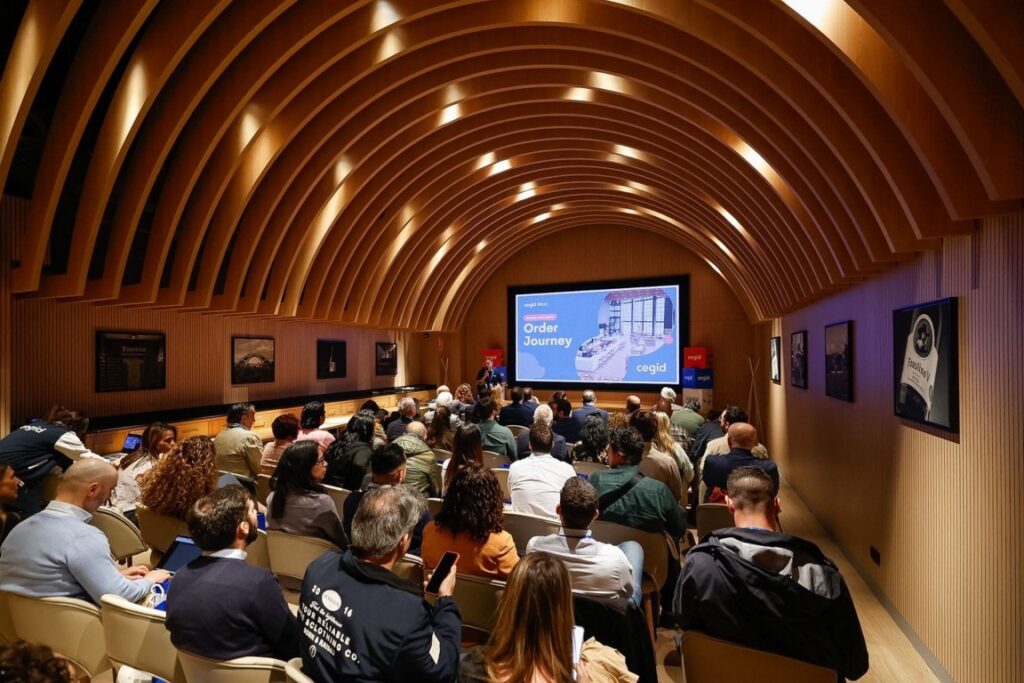 Asistentes en una presentación sobre digitalización en restauración