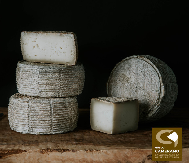 Queso Camerano en diferentes formas sobre una tabla de madera