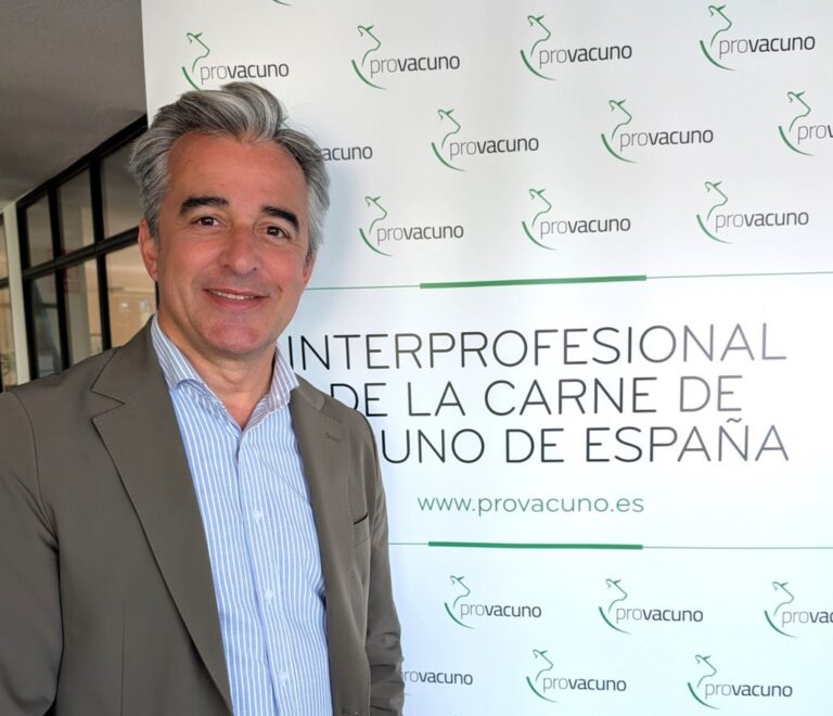 Raúl Sanz posando frente al logo de Provacuno